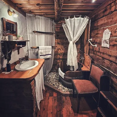 ゲストハウス Fecskefeszek Vendeghaz 3*