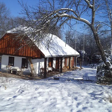 ゲストハウス Fecskefeszek Vendeghaz 3*